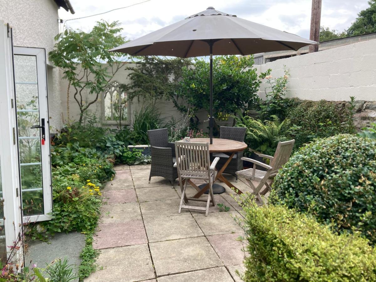 Bryntirion Farmhouse Apartment With Hot Tub Llanfair Caereinion Exterior foto