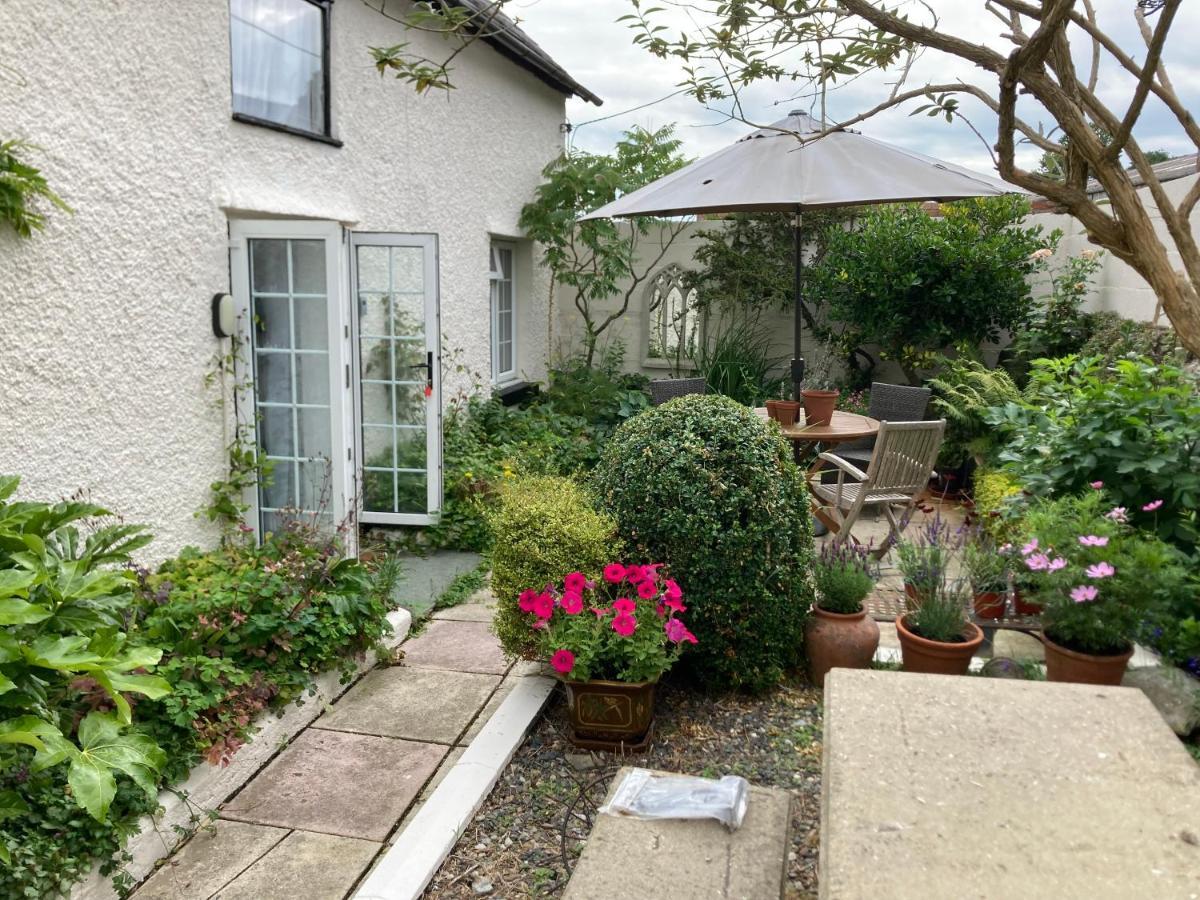Bryntirion Farmhouse Apartment With Hot Tub Llanfair Caereinion Exterior foto