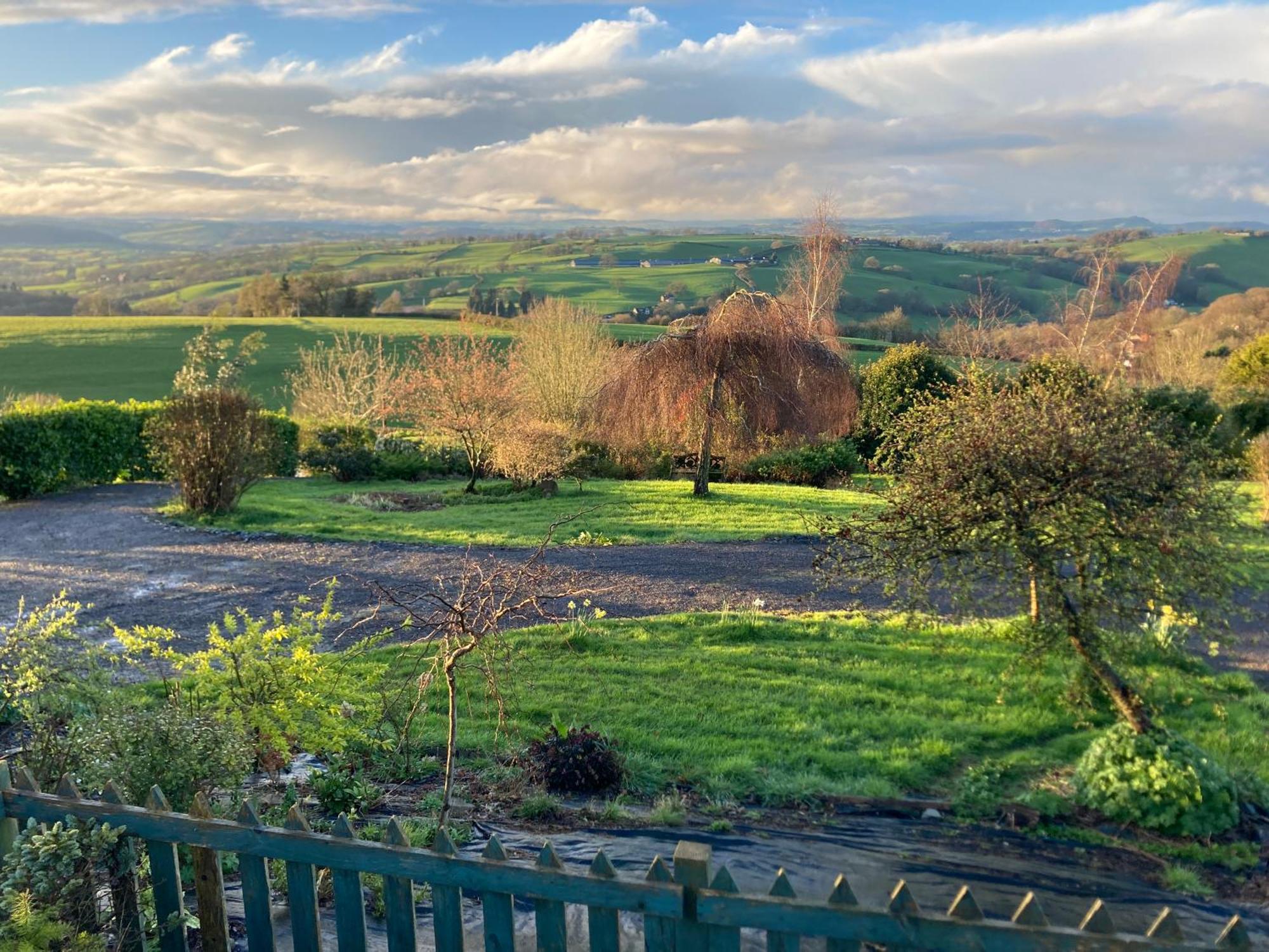 Bryntirion Farmhouse Apartment With Hot Tub Llanfair Caereinion Exterior foto