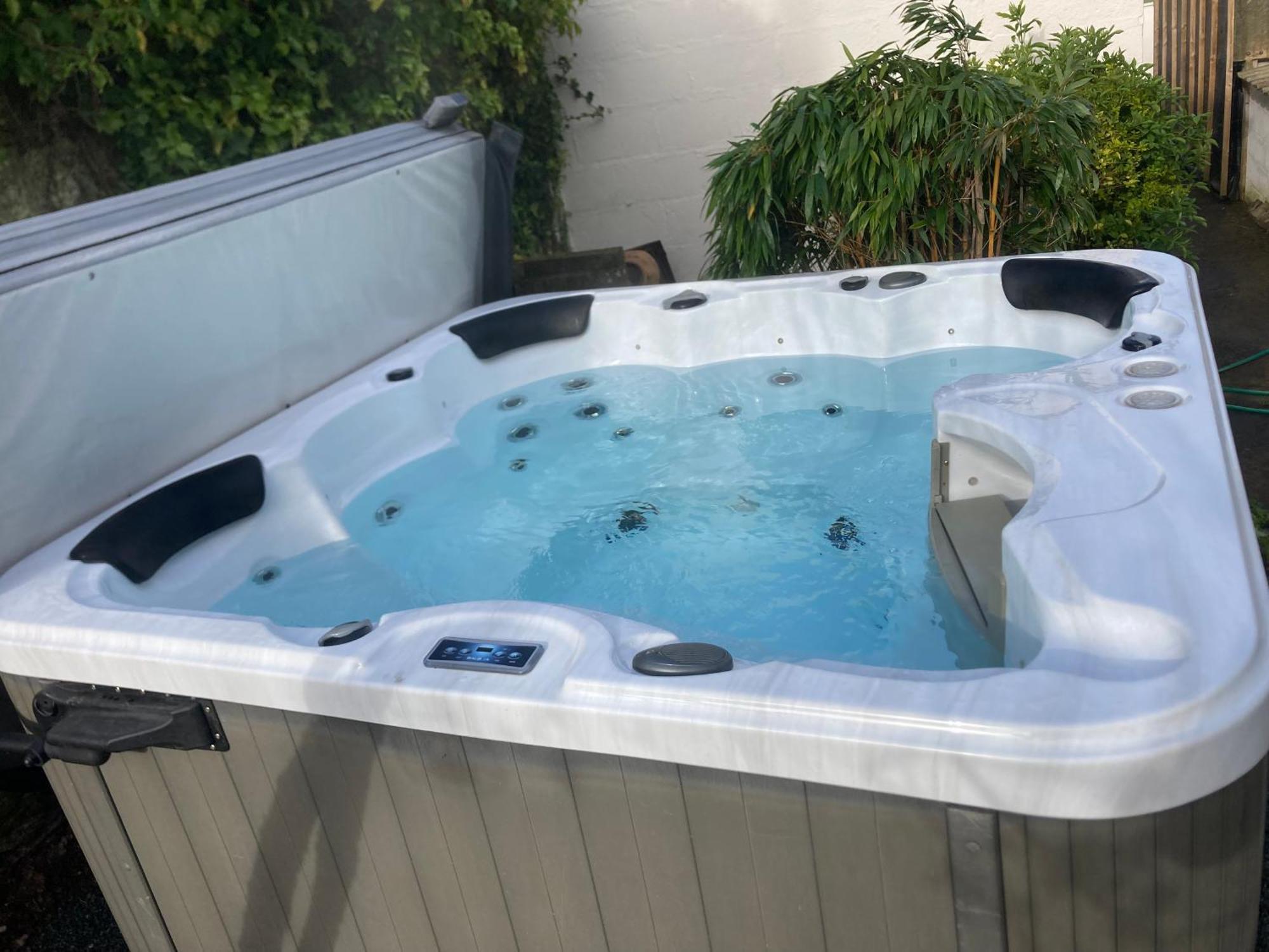 Bryntirion Farmhouse Apartment With Hot Tub Llanfair Caereinion Exterior foto